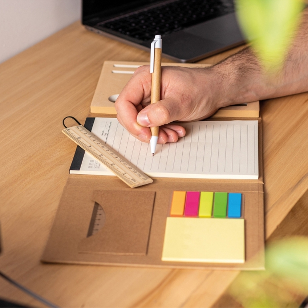 Folder z notatnikiem w linie i przyborami do pisania CALVIN